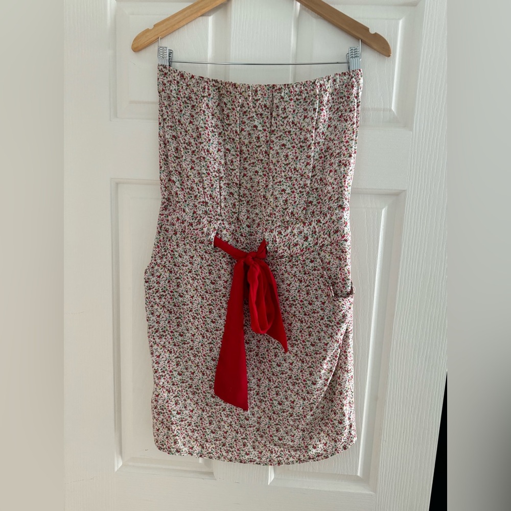 Beautiful strapless mini dress with red waist tie
